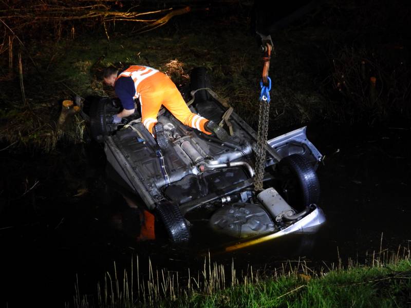 Auto belandt op de kop in de sloot