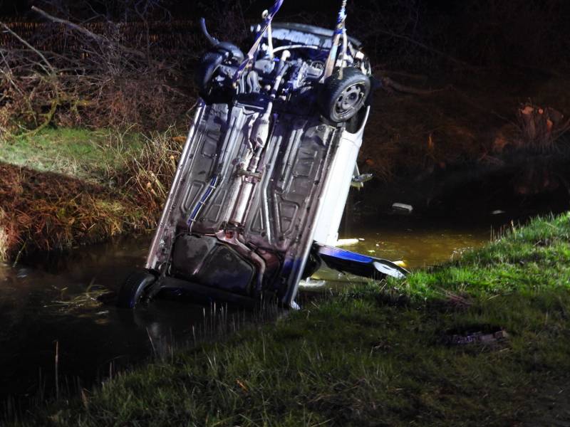 Auto belandt op de kop in de sloot