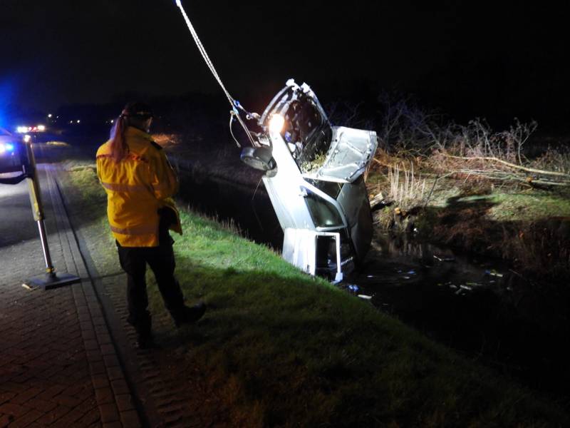 Auto belandt op de kop in de sloot