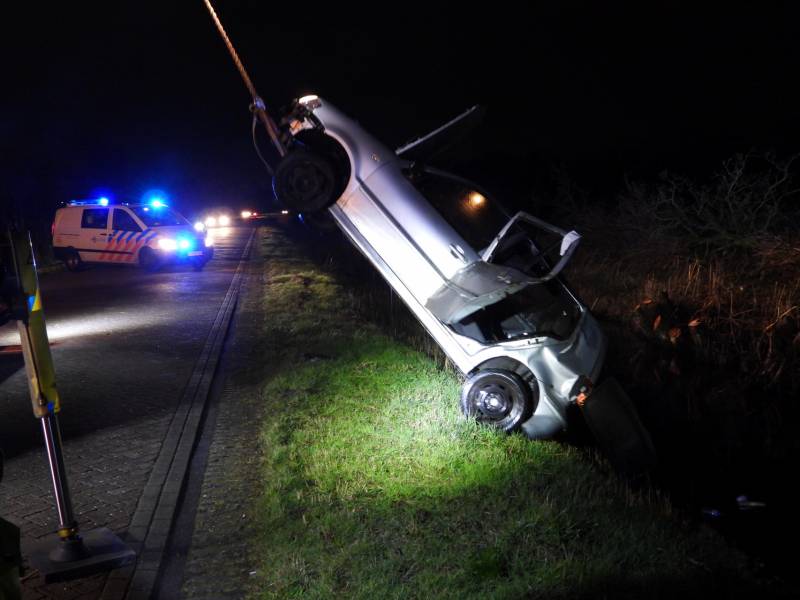 Auto belandt op de kop in de sloot