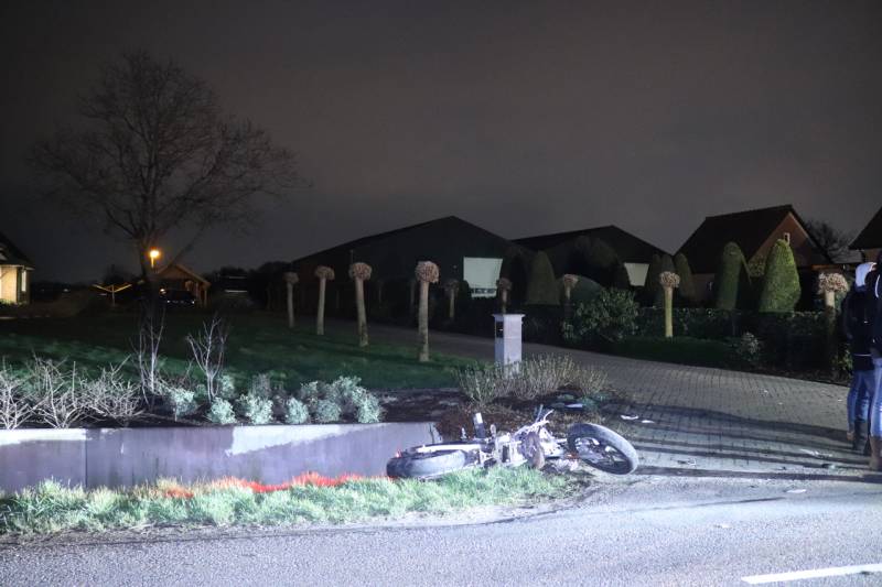 Auto op de kant in een sloot na aanrijding