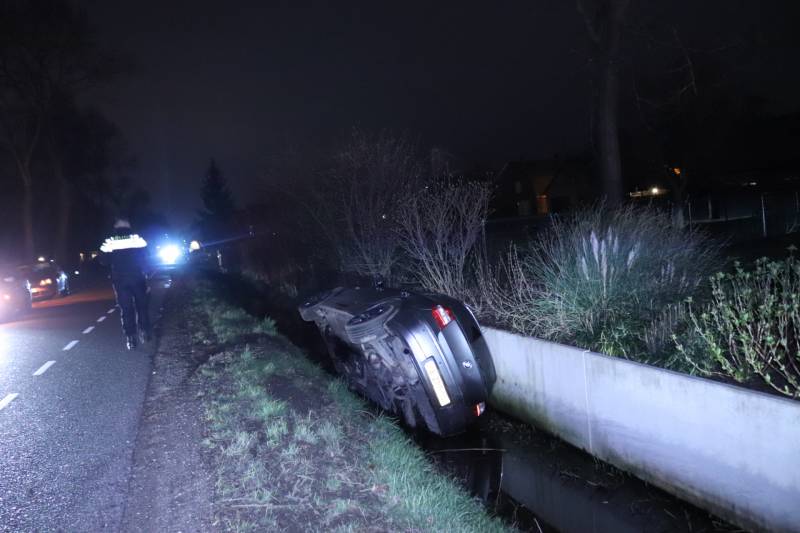 Auto op de kant in een sloot na aanrijding
