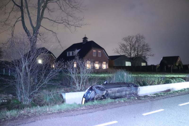 Auto op de kant in een sloot na aanrijding