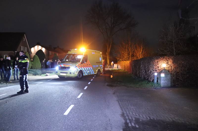 Auto op de kant in een sloot na aanrijding