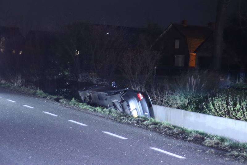 Auto op de kant in een sloot na aanrijding
