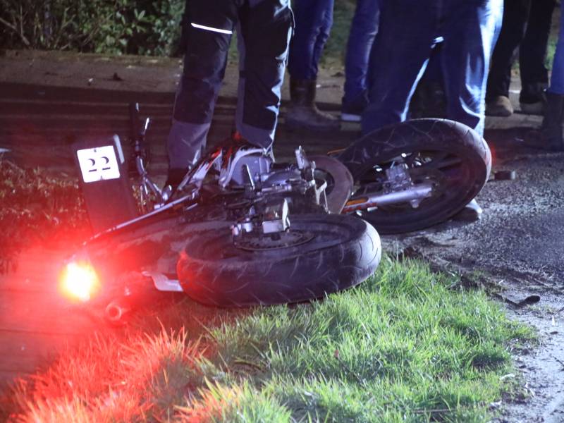 Auto op de kant in een sloot na aanrijding