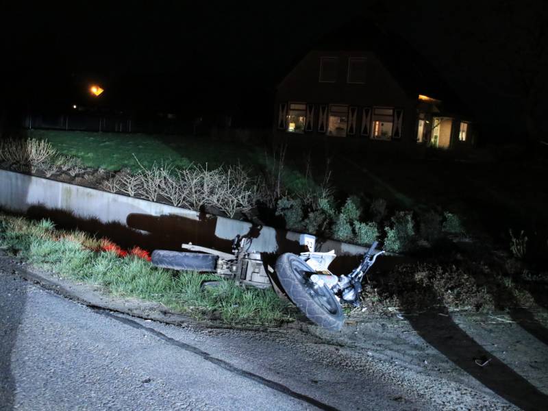Auto op de kant in een sloot na aanrijding