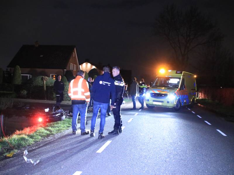 Auto op de kant in een sloot na aanrijding