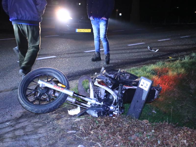 Auto op de kant in een sloot na aanrijding