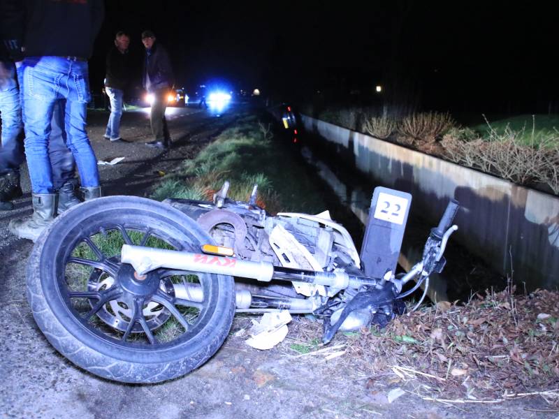 Auto op de kant in een sloot na aanrijding