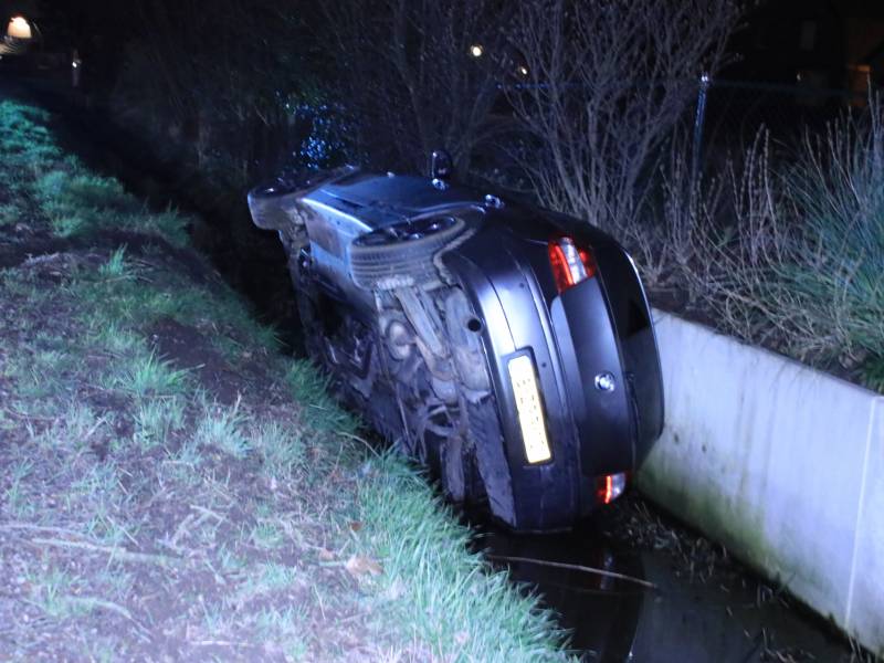 Auto op de kant in een sloot na aanrijding