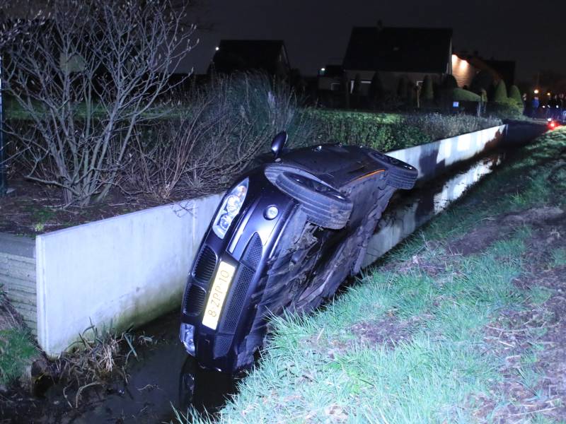 Auto op de kant in een sloot na aanrijding