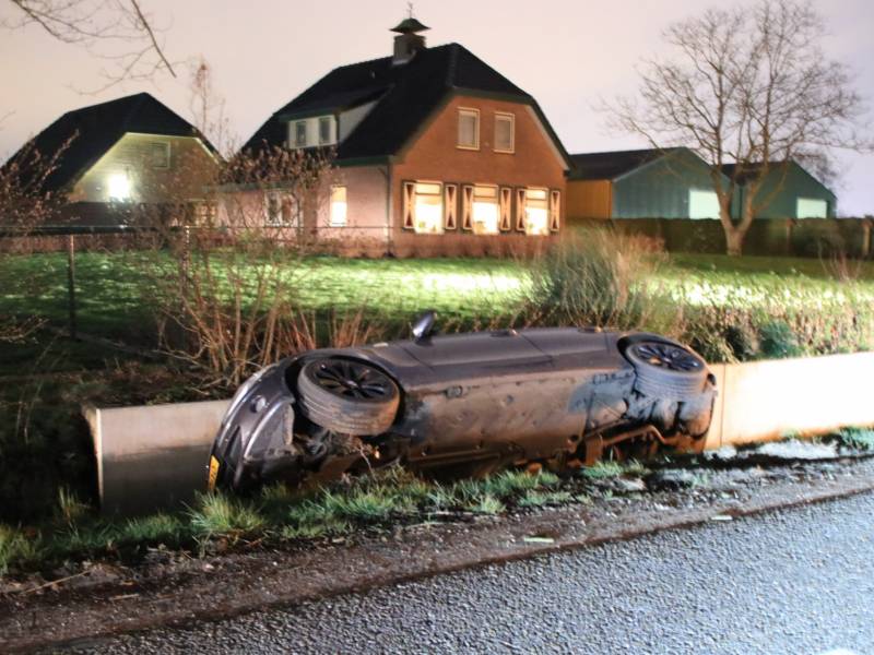 Auto op de kant in een sloot na aanrijding