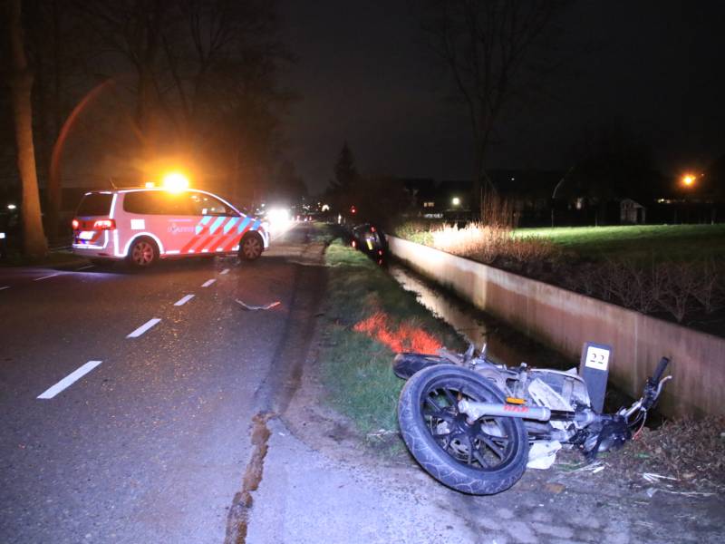 Auto op de kant in een sloot na aanrijding
