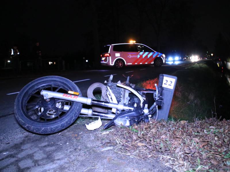 Auto op de kant in een sloot na aanrijding