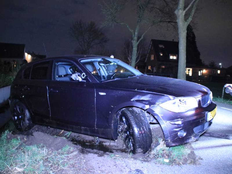 Auto op de kant in een sloot na aanrijding