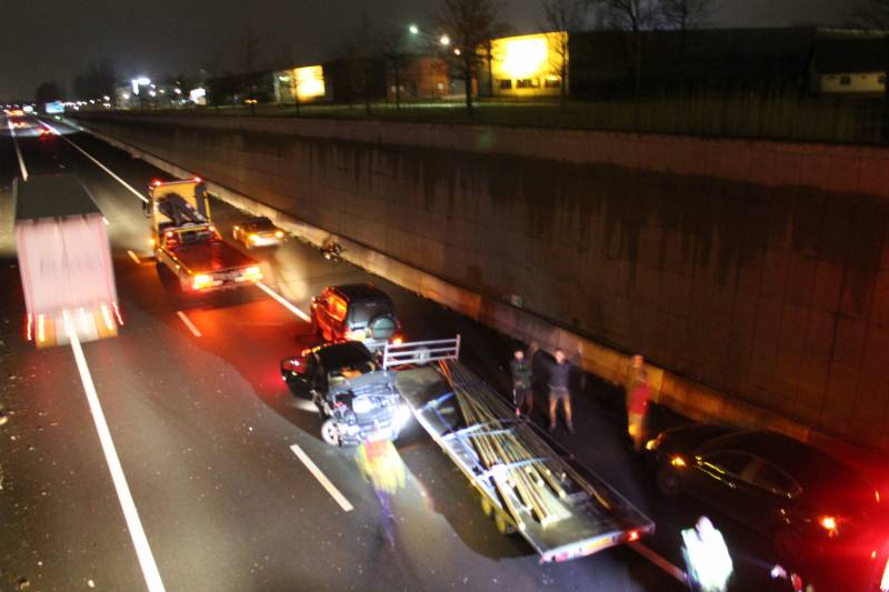 Auto botst op SUV met aanhanger in tunnelbak snelweg
