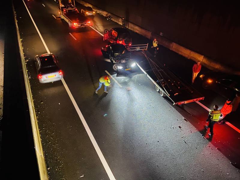 Auto botst op SUV met aanhanger in tunnelbak snelweg