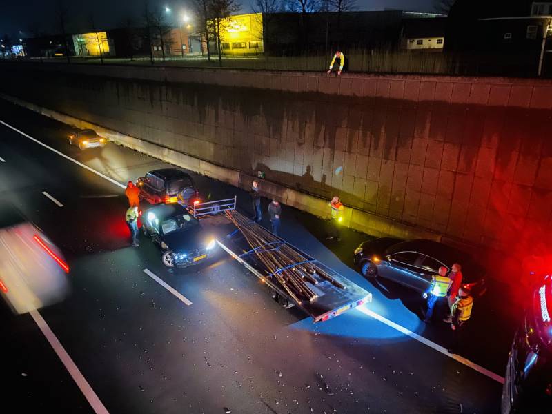 Auto botst op SUV met aanhanger in tunnelbak snelweg