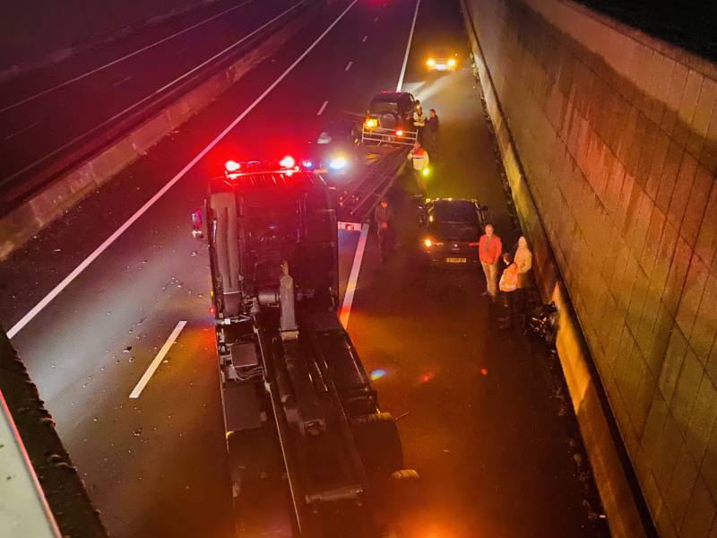 Auto botst op SUV met aanhanger in tunnelbak snelweg