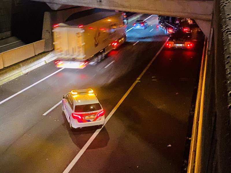 Auto botst op SUV met aanhanger in tunnelbak snelweg