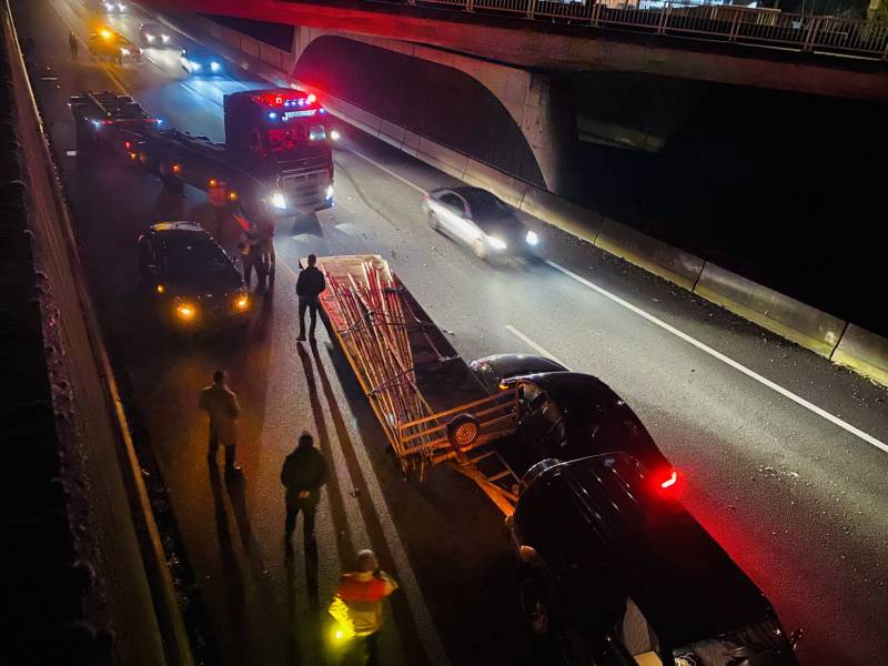 Auto botst op SUV met aanhanger in tunnelbak snelweg