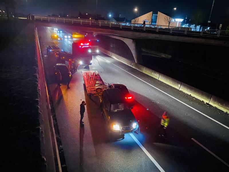 Auto botst op SUV met aanhanger in tunnelbak snelweg