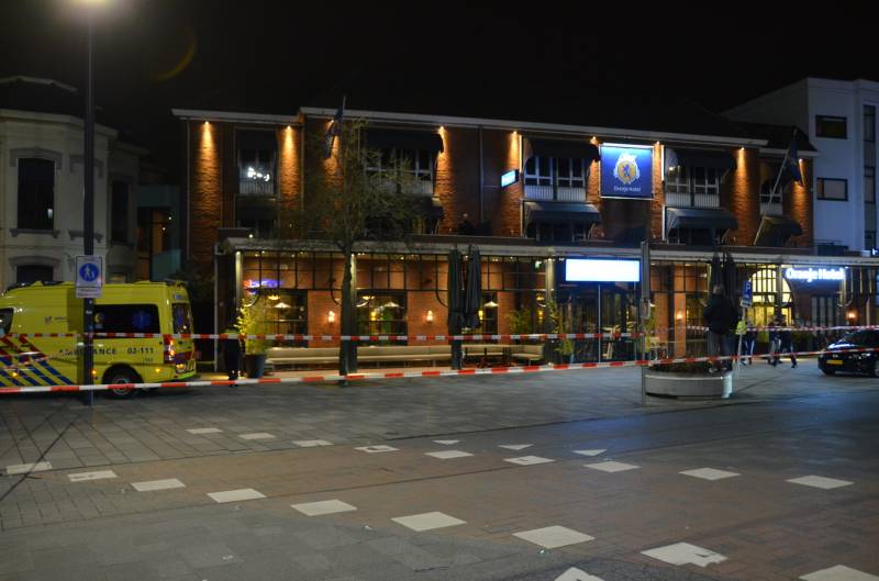 Verwarde man op dak van Eden Oranje Hotel