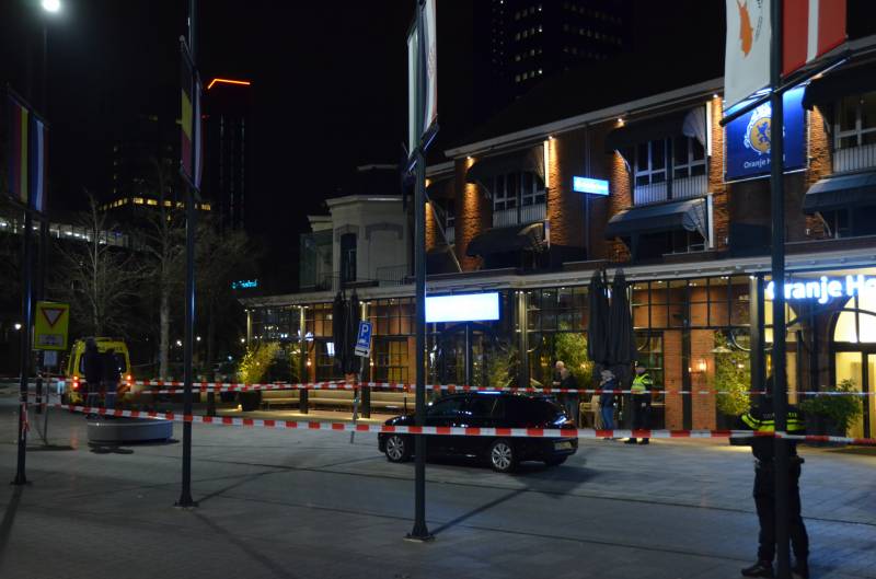 Verwarde man op dak van Eden Oranje Hotel