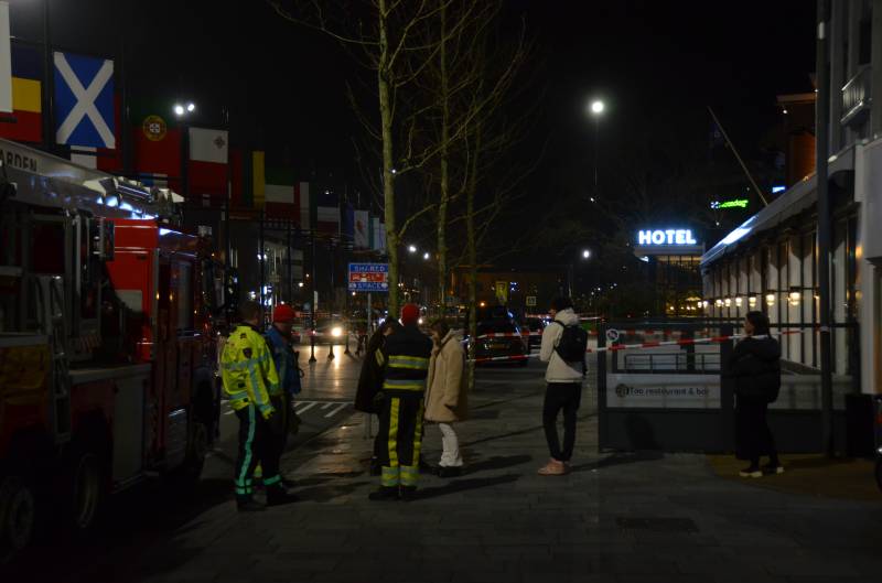 Verwarde man op dak van Eden Oranje Hotel
