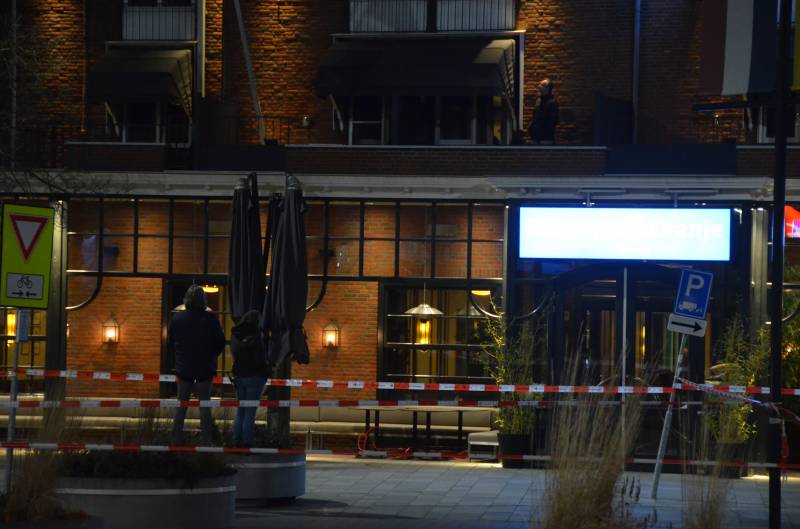 Verwarde man op dak van Eden Oranje Hotel