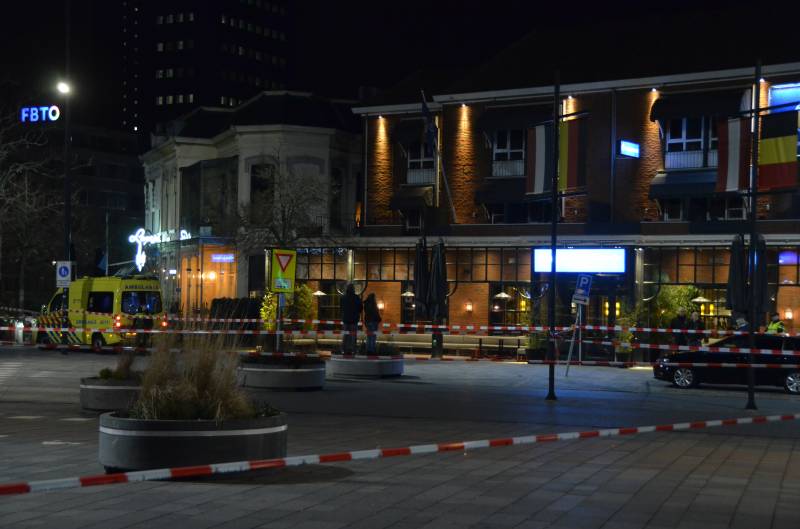 Verwarde man op dak van Eden Oranje Hotel