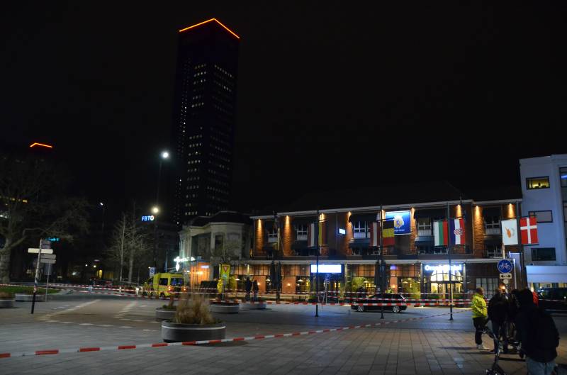 Verwarde man op dak van Eden Oranje Hotel