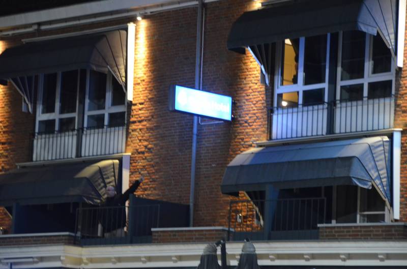 Verwarde man op dak van Eden Oranje Hotel