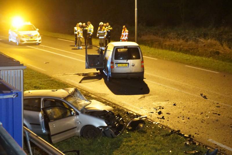 Frontale aanrijding tussen auto bestelbus