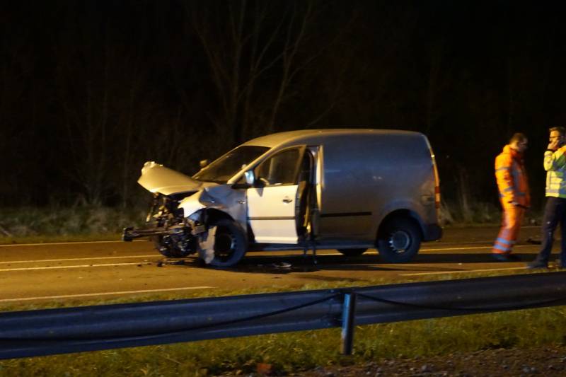Frontale aanrijding tussen auto bestelbus