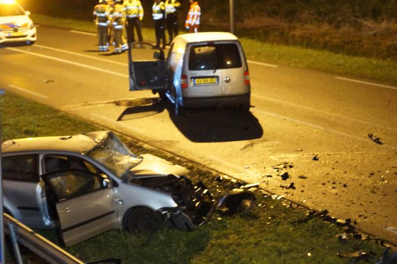 Frontale aanrijding tussen auto bestelbus