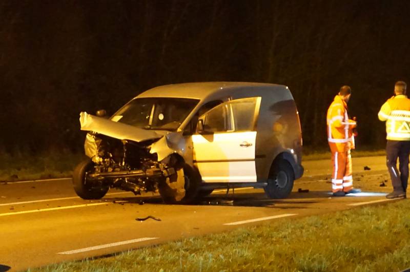 Frontale aanrijding tussen auto bestelbus