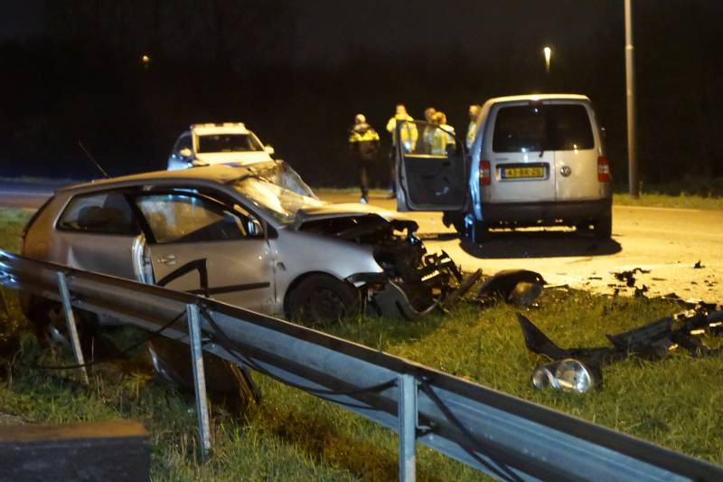 Frontale aanrijding tussen auto bestelbus