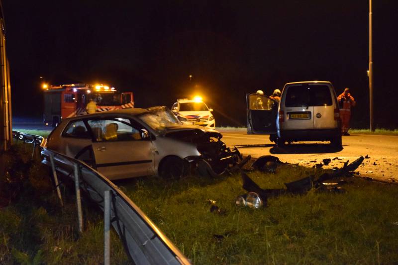 Frontale aanrijding tussen auto bestelbus