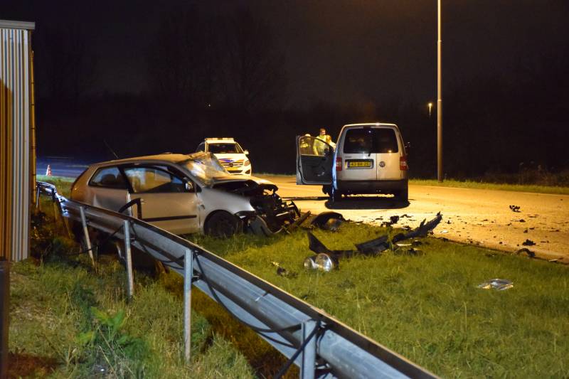 Frontale aanrijding tussen auto bestelbus