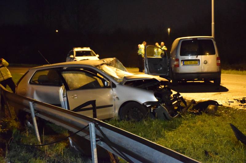 Frontale aanrijding tussen auto bestelbus