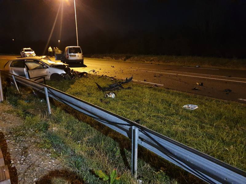 Frontale aanrijding tussen auto bestelbus