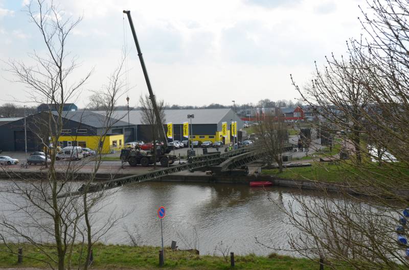 Leger oefent met bouw van een tijdelijke Elfstedenbrug