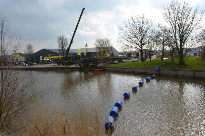 Leger oefent met bouw van een tijdelijke Elfstedenbrug