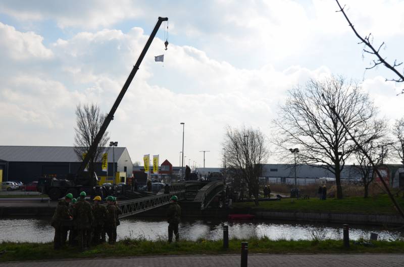 Leger oefent met bouw van een tijdelijke Elfstedenbrug