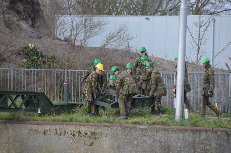 Leger oefent met bouw van een tijdelijke Elfstedenbrug