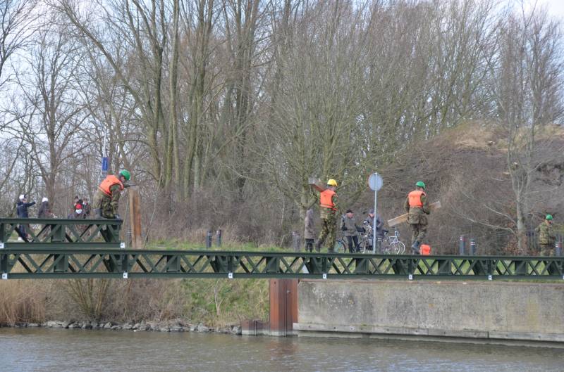 Leger oefent met bouw van een tijdelijke Elfstedenbrug