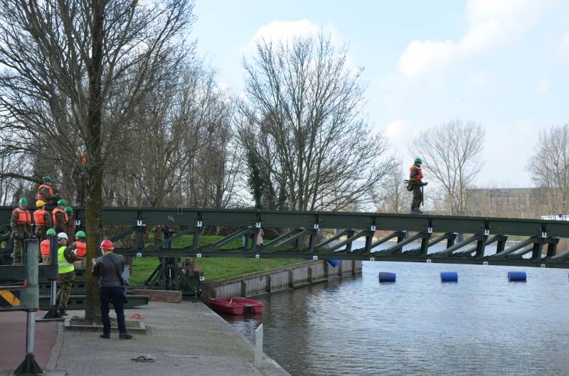 Leger oefent met bouw van een tijdelijke Elfstedenbrug