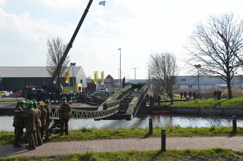 Leger oefent met bouw van een tijdelijke Elfstedenbrug